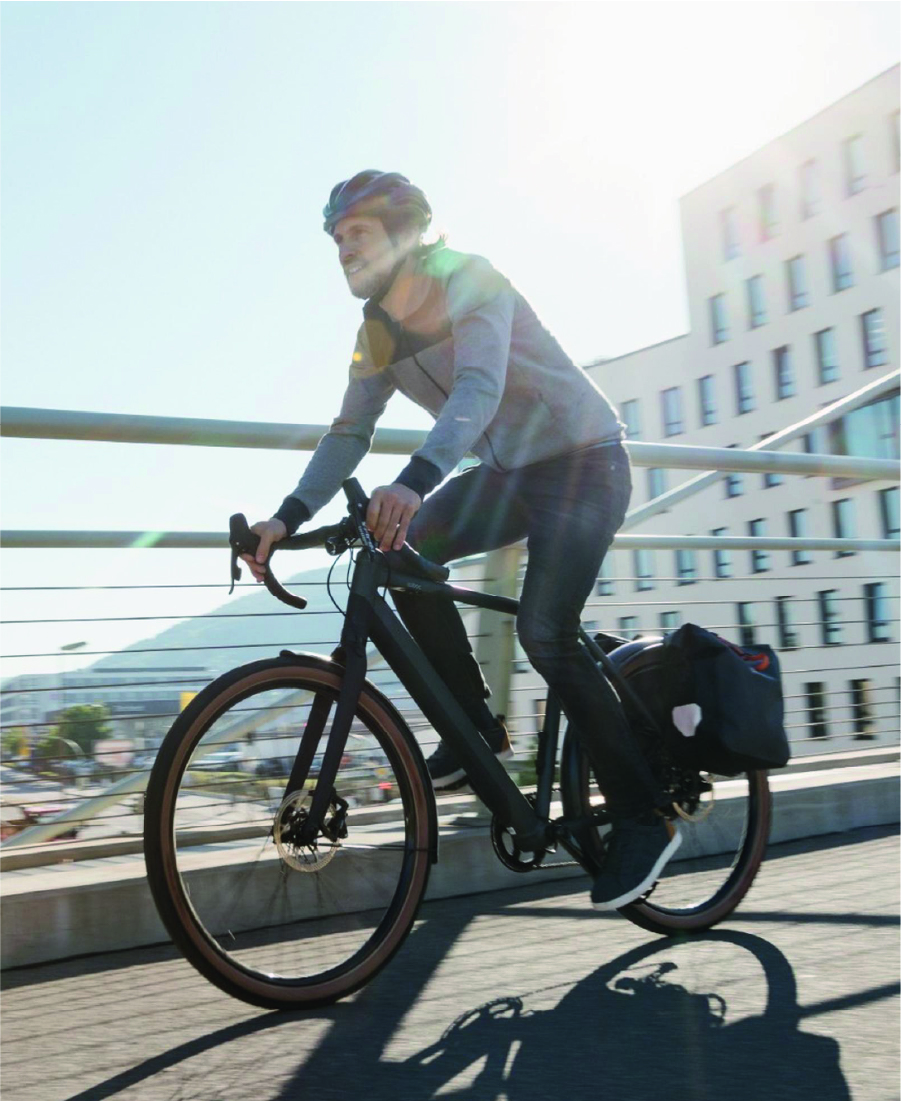 Man fährt mit Coboc Torino in Farbe giro grey atlas black zweifarbig durch die Stadt