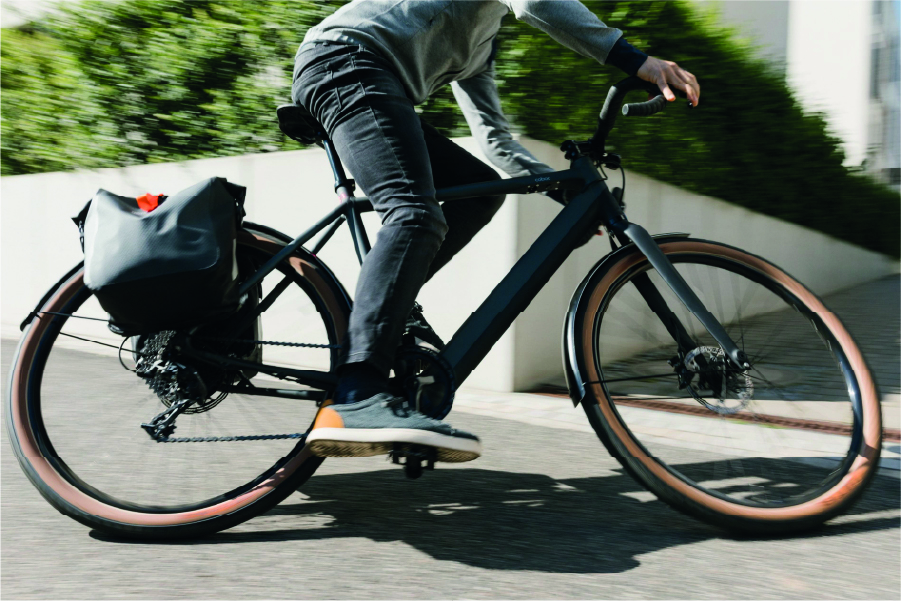 Man fährt mit Coboc Torino in Farbe giro grey atlas black zweifarbig auf eine Straße