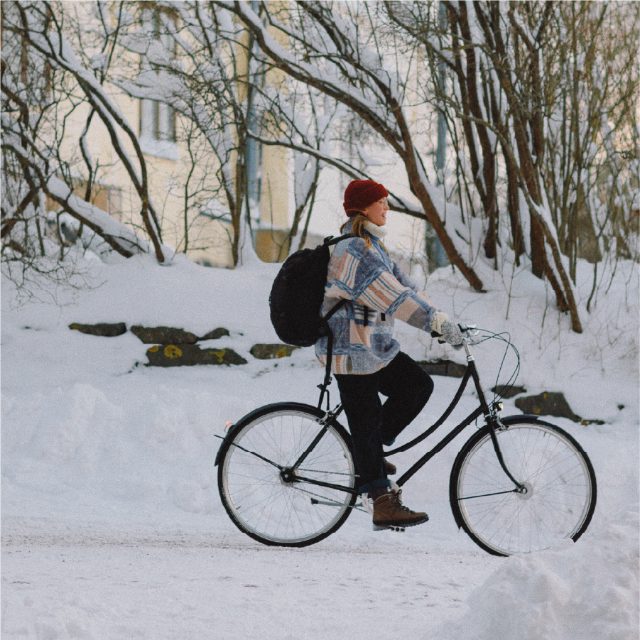 Eine Frau fährt mit Pelago Brooklyn in Farbe schwarz durch die Stadt voller Schnee