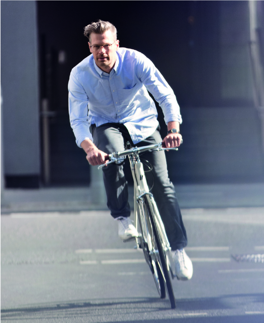 Man fährt mit dem Schindelhauer Ludwig in Farbe alu pur durch die Stadt