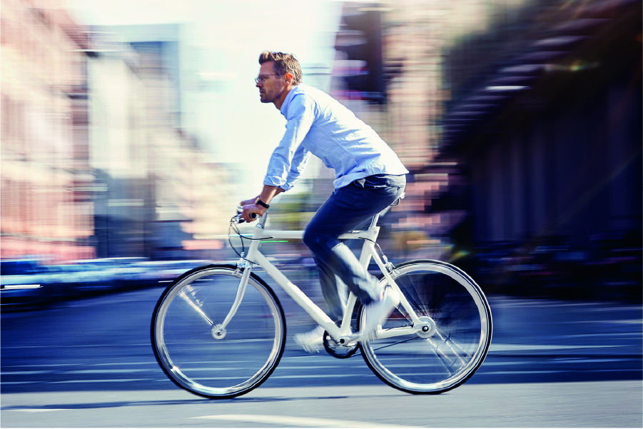Man fährt mit dem Schindelhauer Ludwig in Farbe alu pur durch die Stadt