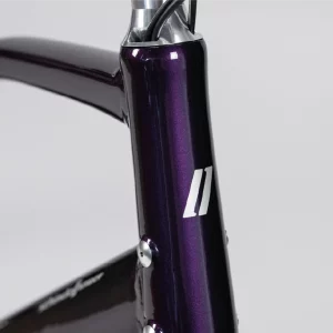 der Rahmen von Schindelhauer Neo Classic in Farbe deep Purple mit Schindlehauer-Logo drauf