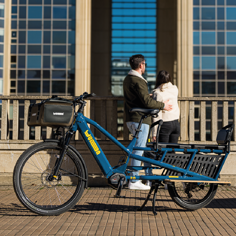 Ein Mann und eine Frau in der Stadt mit Yuba Spicy Curry in Farbe true blue an ihrer Seite