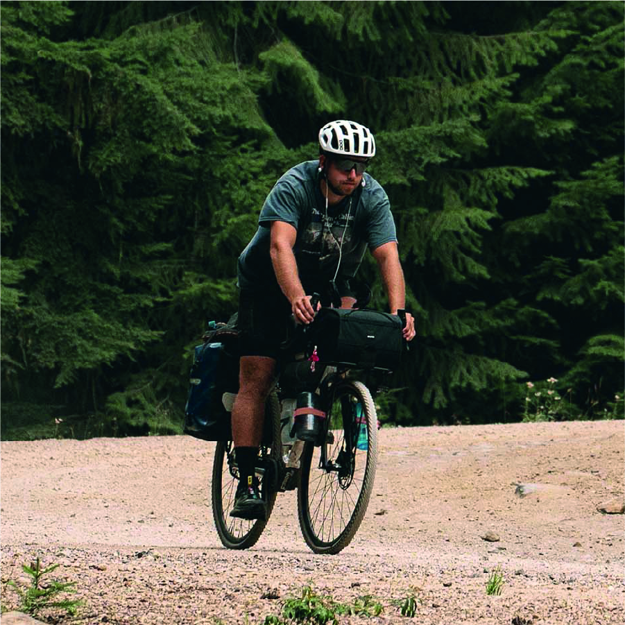 Man auf Schindelhauer Wilhelm Gravel fährt in den Wald