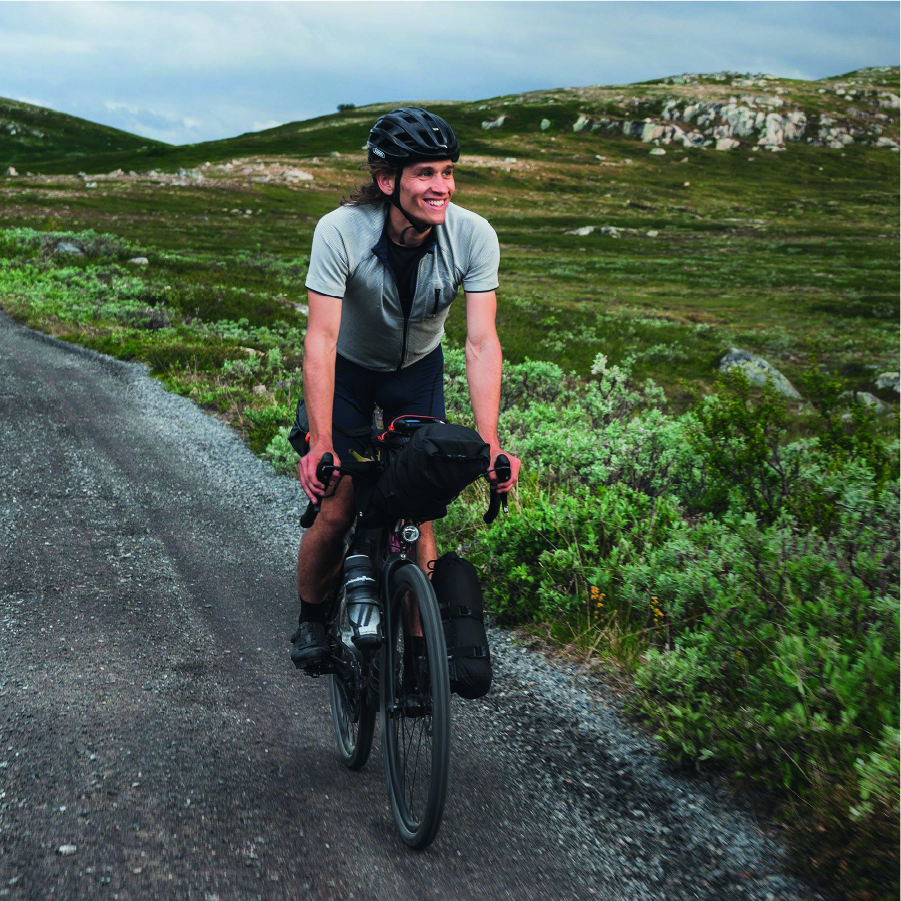 Man auf Schindelhauer Wilhelm Gravel fährt aufs Grüne