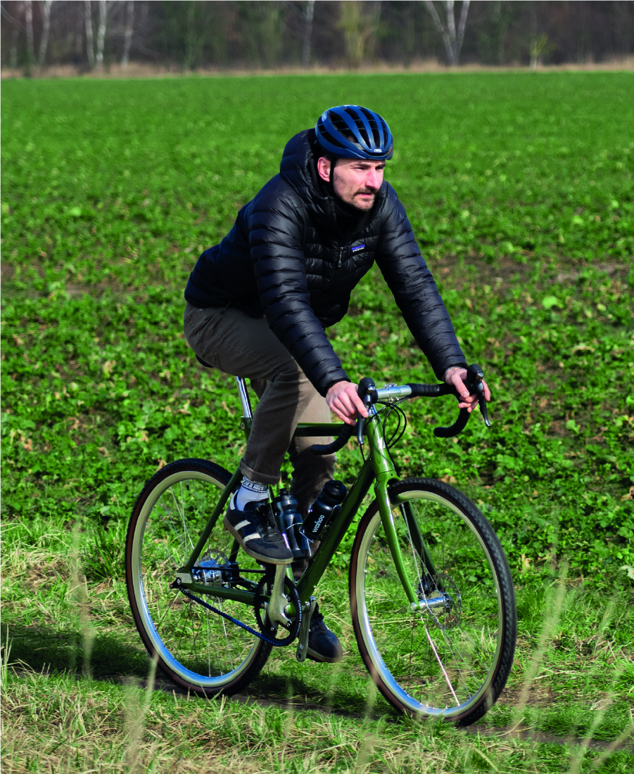 Man fährt mit Schindelhauer Wilhelm Gravel in Farbe moosgrün auf das Grüne