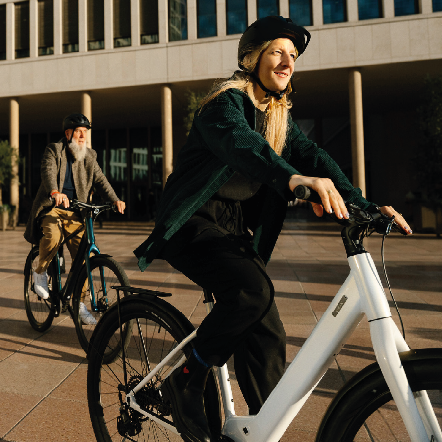 Frau fährt mit Coboc Sky Step in weiß auf die Straße