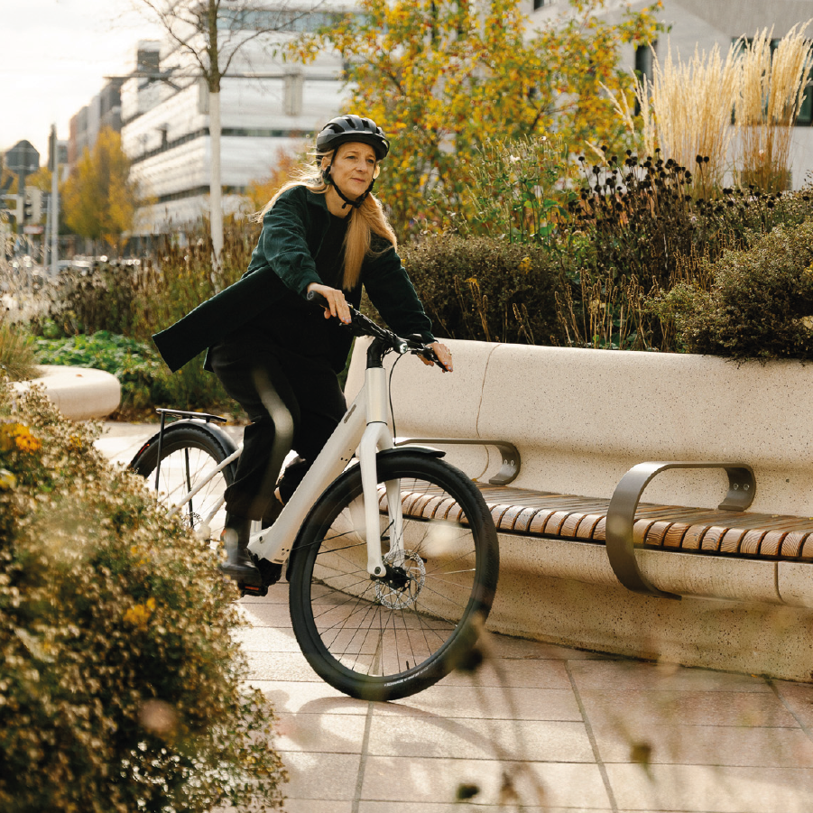 Frau fährt mit Coboc Sky Step in weiß durch die Stadt