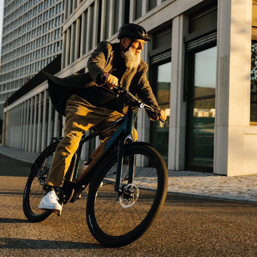 Man fährt mit Coboc Sky in ocean metallic blau durch die Stadt