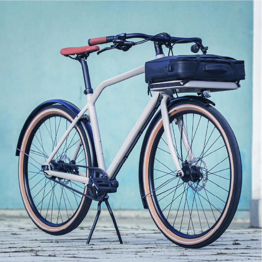 Schindelhauer Gustav in Farbe aschgrau mit einer Tasche auf dem Frontträger