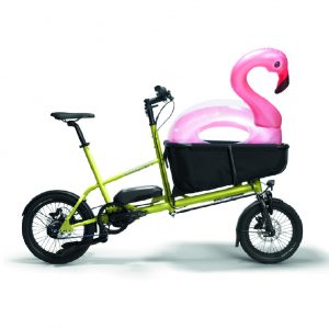 Yoonit Electric in Farbe misty lime mit einem Spielzeug in dem Carry on