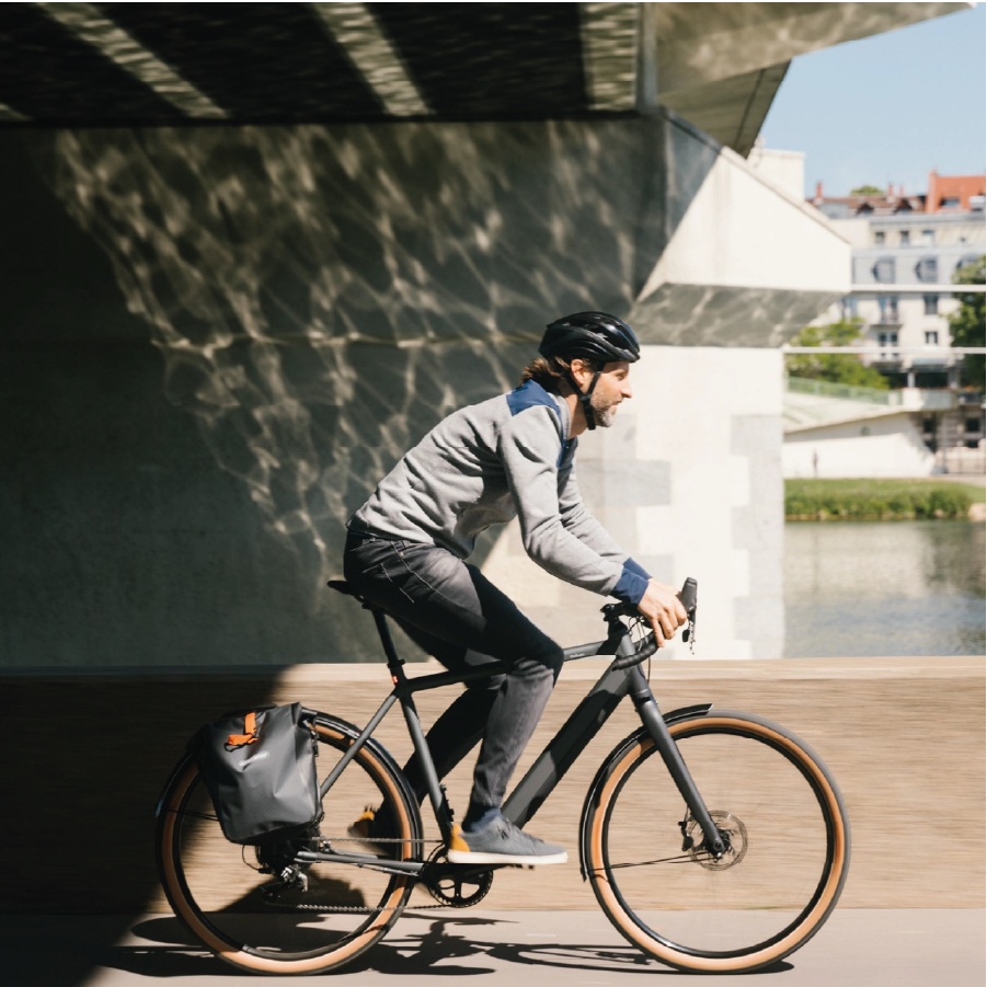 Ein Mamn fährt mit seinem Coboc Torino in Farbe Giro Grey, atlas black durch die Stadt